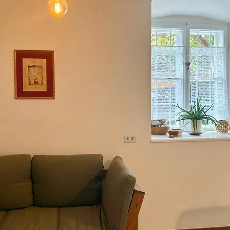 Cozy In A Historic Апартаменти